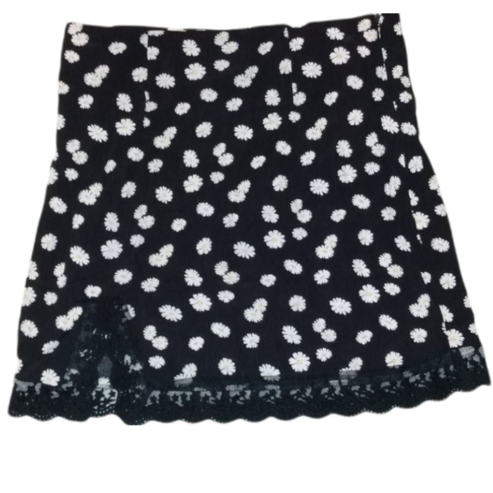 Forever 21 Black Skirt with Daisies , Lacey Trim , and a Small Side Slit 🌼🌼🌼